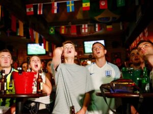 Se não conseguir assistir algum jogo nos estádios em Londres, assita num pub